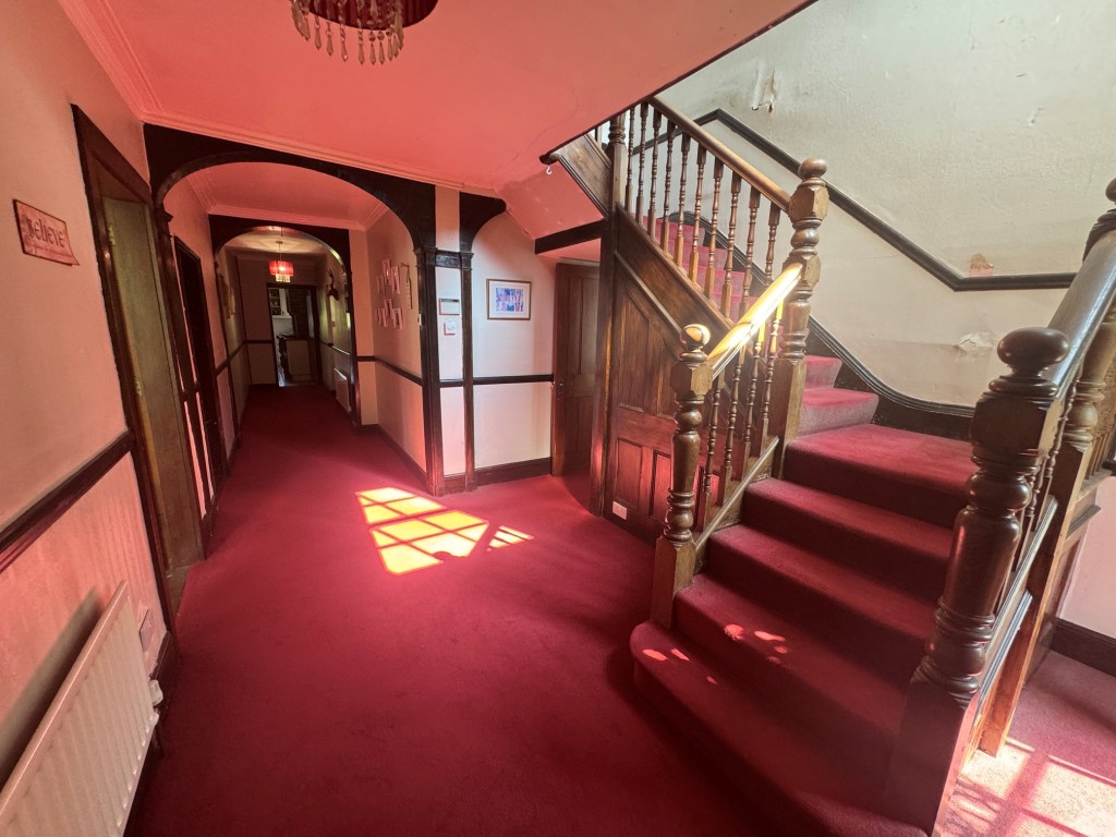 Lot: 144 - FREEHOLD DETACHED PERIOD FARMHOUSE, STUDIO APARTMENT OVER QUADRUPLE GARAGE - RESIDENTIAL INVESTMENT - Farmhouse - entrance hall